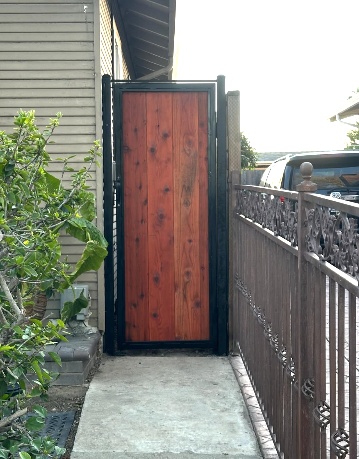 Side entry gate
